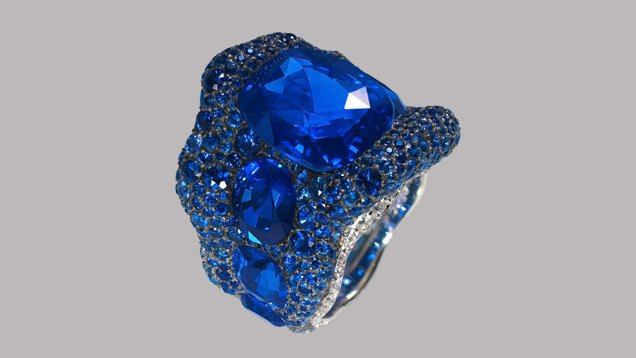 Anello con grande zaffiro blu