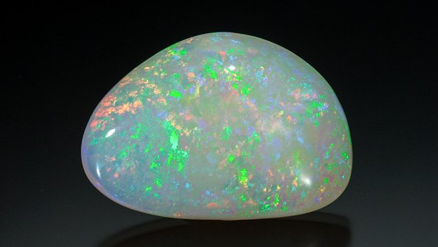 Grande cabochon di opale chiaro con pattern pinfire