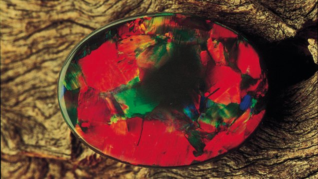 Opale nero con evidente gioco di colore rosso