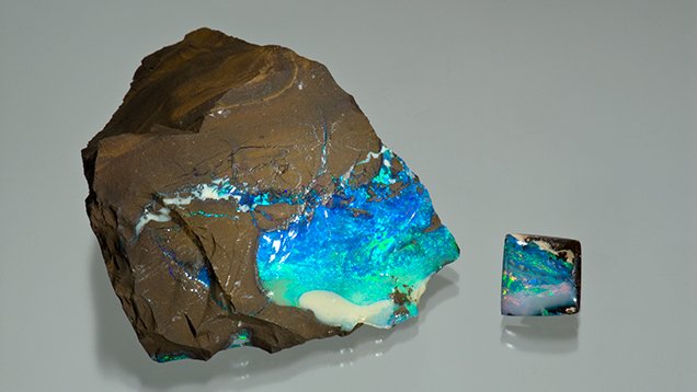Boulder opal con intenso gioco di colore