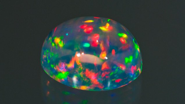 Crystal opal trasparente con gioco di colore harlequin