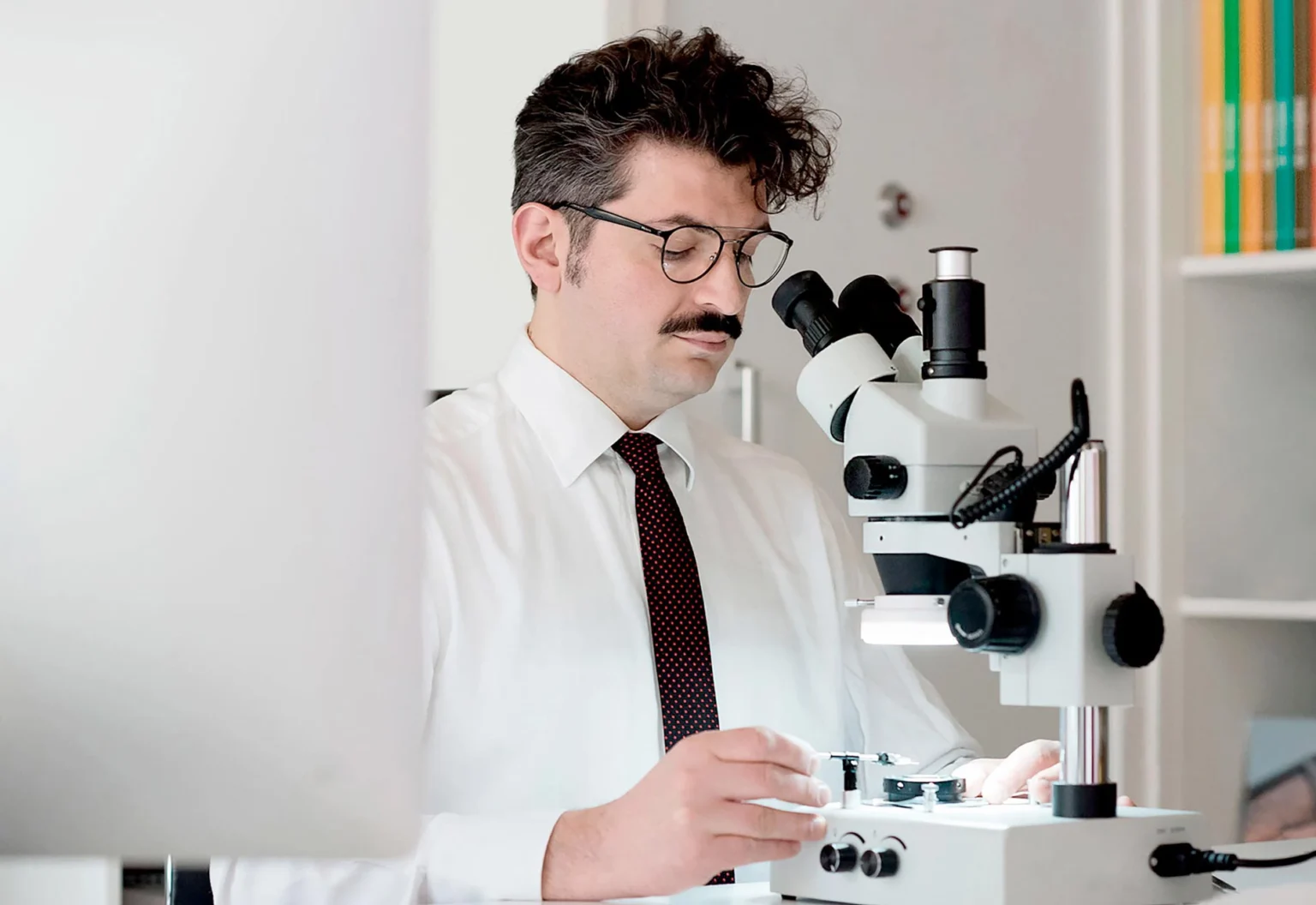 Antonio Colonna nel laboratorio orafo durante l'analisi al microscopio di gioielli, diamanti e pietre preziose per perizie e controlli di qualità