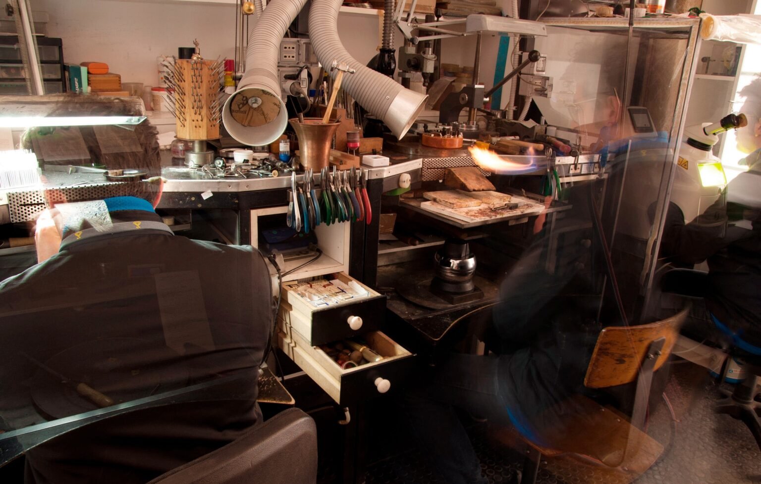 Panoramica del laboratorio orafo di Antonio Colonna, spazio dedicato alla progettazione e alla realizzazione artigianale di gioielli su misura.