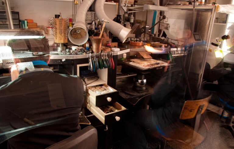Panoramica del laboratorio orafo di Antonio Colonna, spazio dedicato alla progettazione e alla realizzazione artigianale di gioielli su misura.