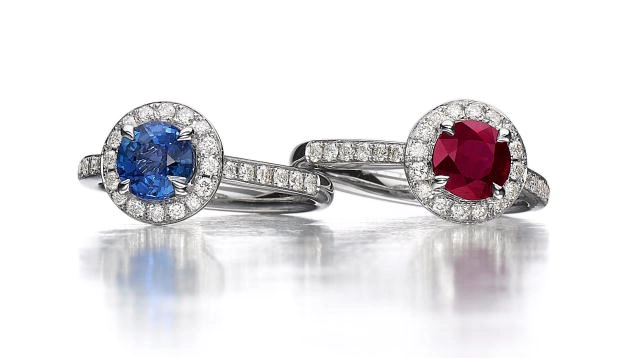 Anelli con rubino rosso e zaffiro blu circondati da diamanti