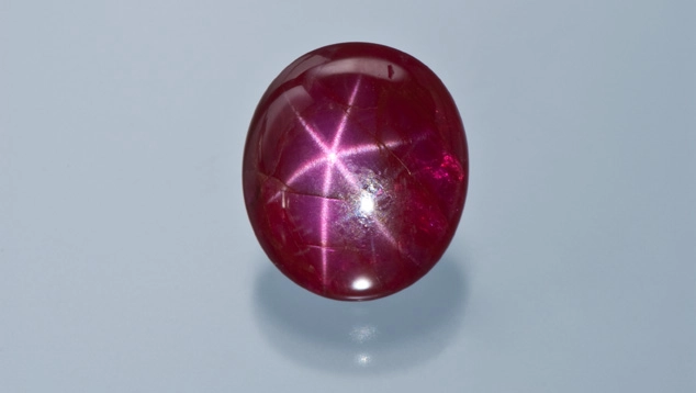 Rubino rosso a cabochon con effetto stella