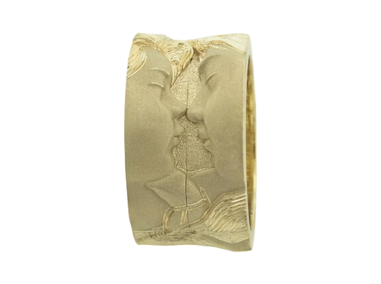 Anello narrativo in oro giallo 18 carati con fascia ampia, bassorilievo e superfici sabbiate