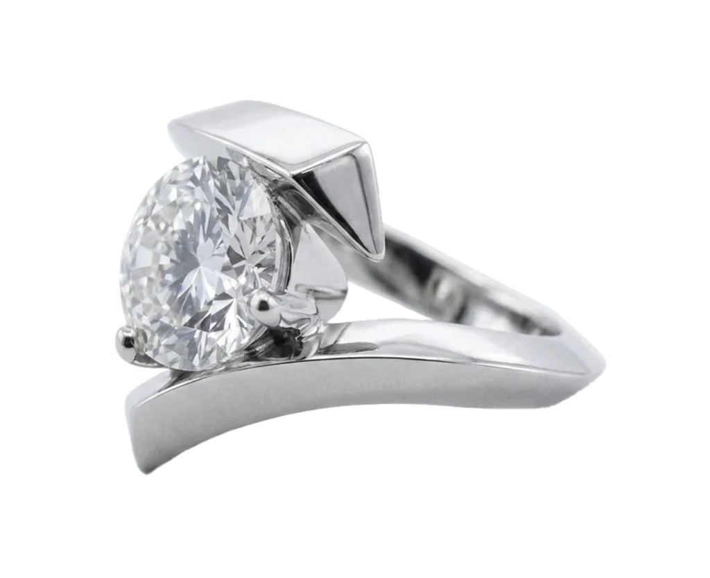 Dettaglio laterale dell’anello Ajna in oro bianco con diamante naturale
