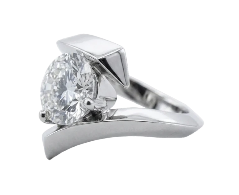 Dettaglio laterale dell’anello Ajna in oro bianco con diamante naturale