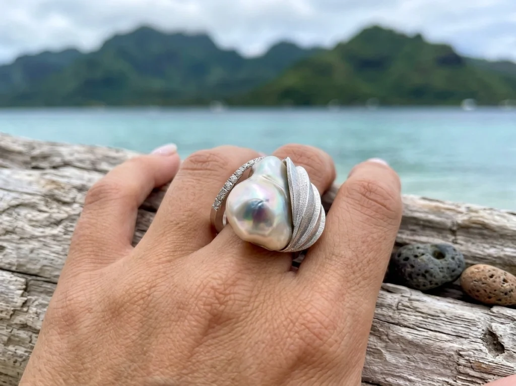 Anello Scrigno di virtù con perla barocca indossato vicino al mare