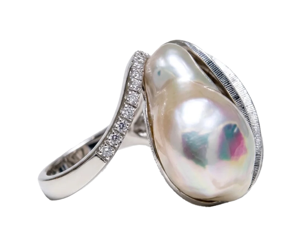 Side view of the Scrigno di virtù ring with baroque pearl and diamonds