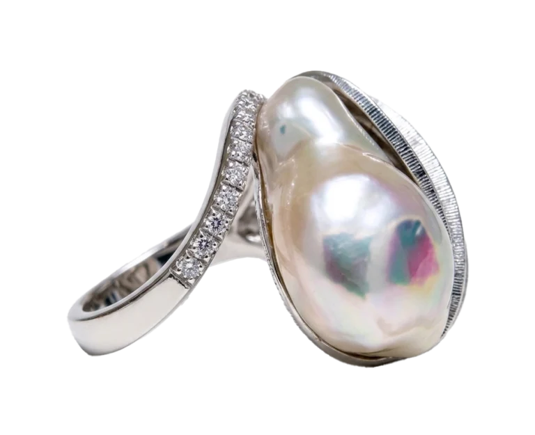 Side view of the Scrigno di virtù ring with baroque pearl and diamonds