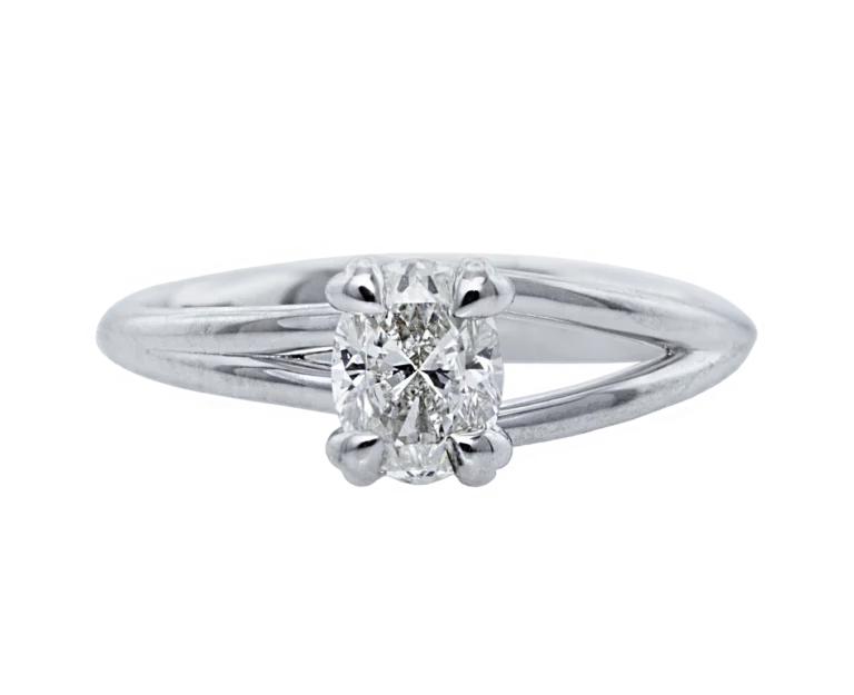 Anello in oro bianco con diamante naturale ovale Cuoricini, vista frontale