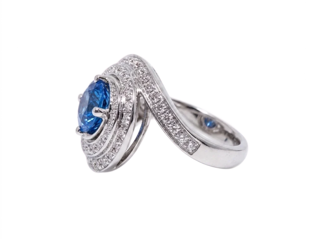 Vista laterale dell’anello galassia blu con zaffiro a griffe e pavé di diamanti