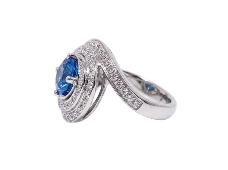 Vista laterale dell’anello galassia blu con zaffiro a griffe e pavé di diamanti