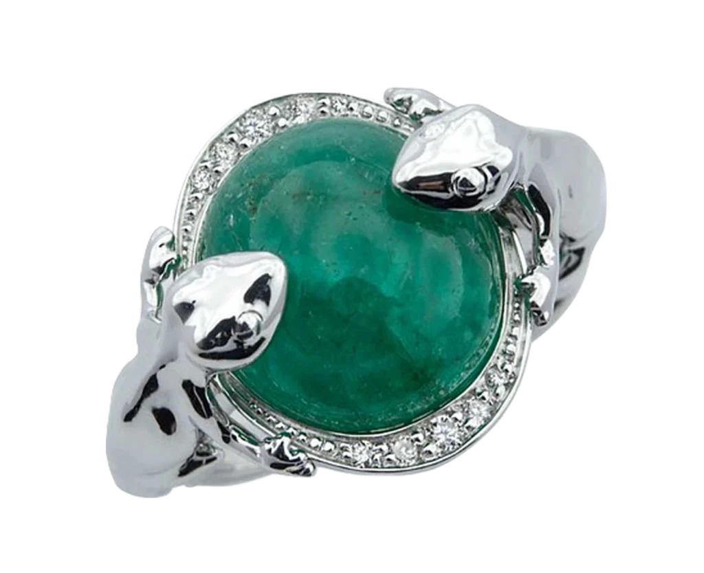 White gold ring with cabochon emerald and Geckos seen from above