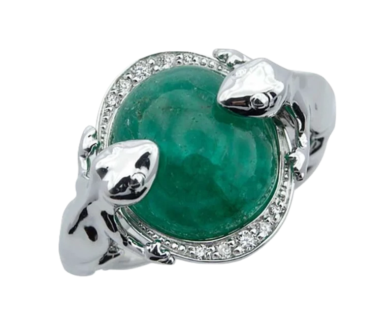 White gold ring with cabochon emerald and Geckos seen from above