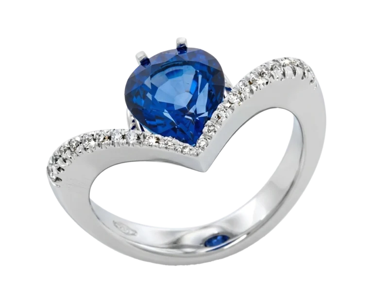 Anello in oro bianco con zaffiro Goccia d’amore visto frontalmente