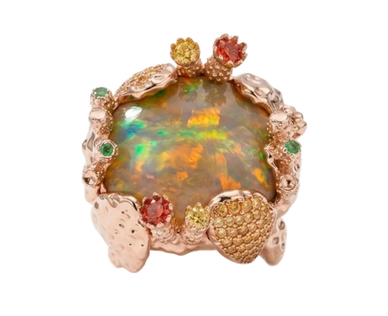 Anello narrativo Opal Nopal con opale etiope e fichi d’India visto frontalmente
