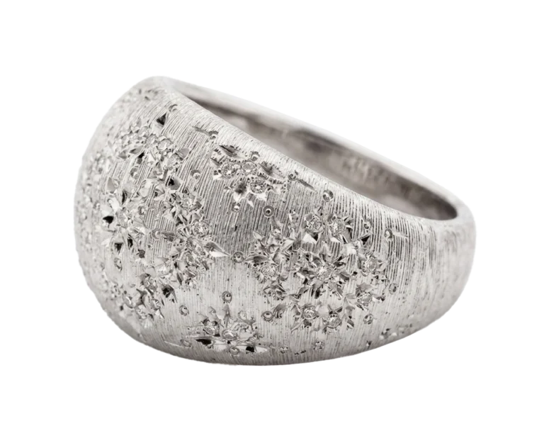Side detail of the Ricami ring with an engraved surface and a rounded band