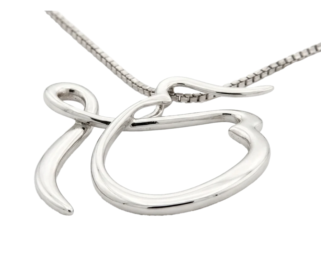 Dettaglio del pendente Ek Ong Kar in oro bianco con intreccio di linee modellate a mano