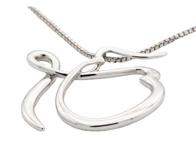 Dettaglio del pendente Ek Ong Kar in oro bianco con intreccio di linee modellate a mano