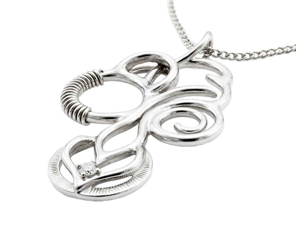 Dettaglio prospettico del pendente Rotta Segreta in oro bianco con diamante