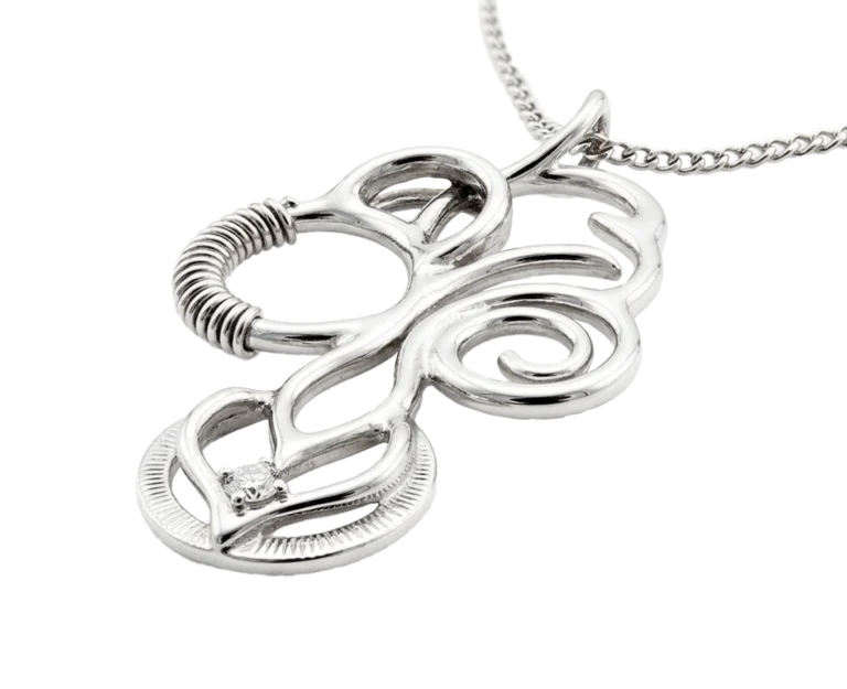 Dettaglio prospettico del pendente Rotta Segreta in oro bianco con diamante