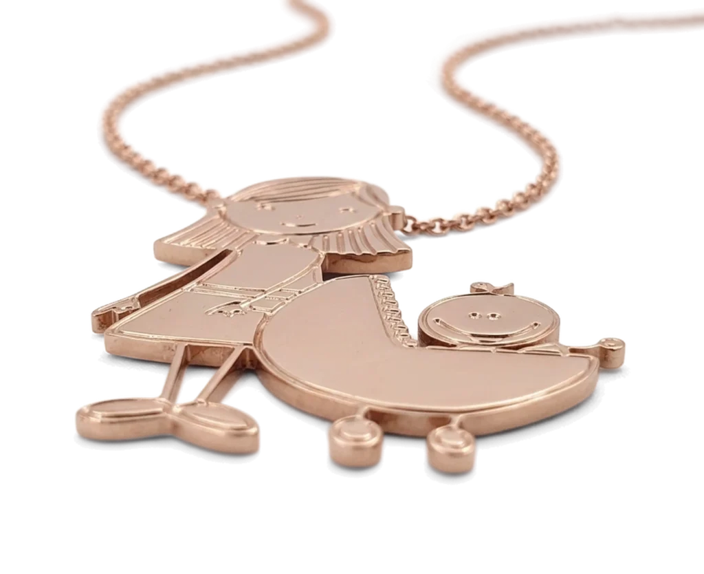 Vista laterale del pendente Bambolina in oro rosa con profili figurativi sovrapposti
