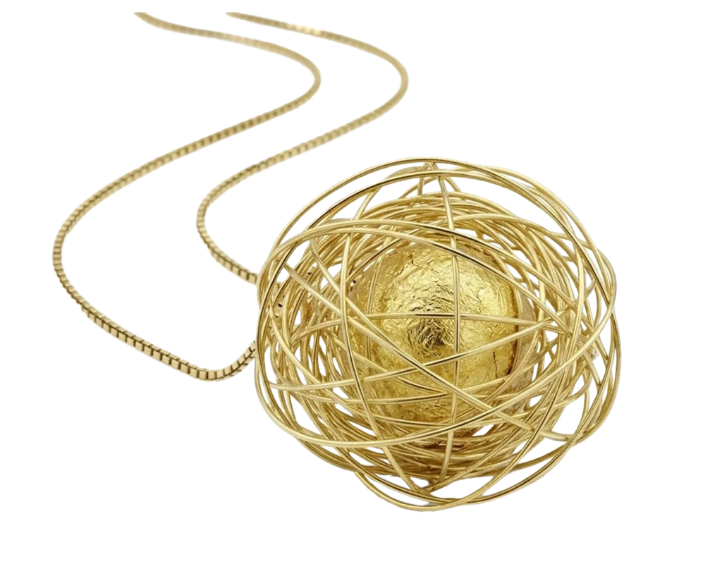 Vista prospettica del pendente 40 Giri Intorno al Sole in oro giallo 18 carati