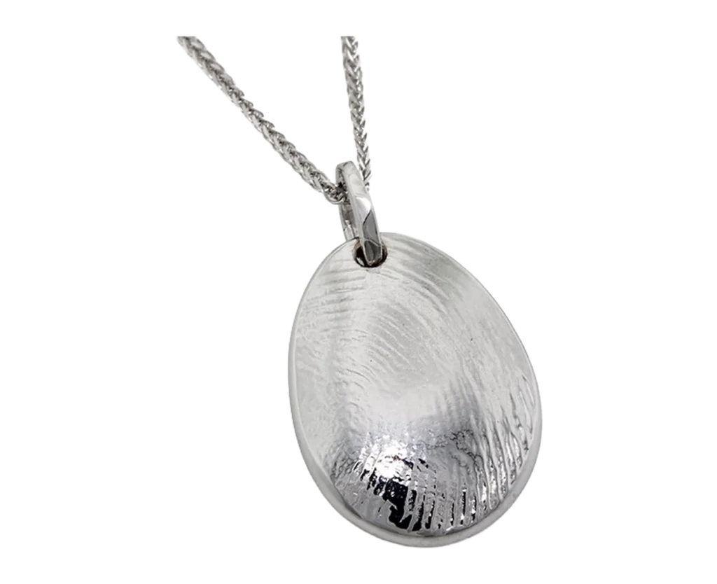 Detail of the fingerprints on the white gold Confetto pendant