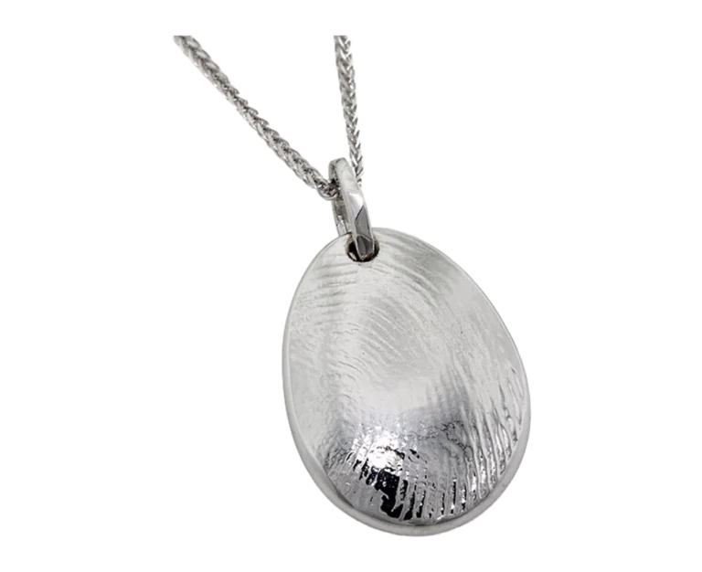 Detail of the fingerprints on the white gold Confetto pendant